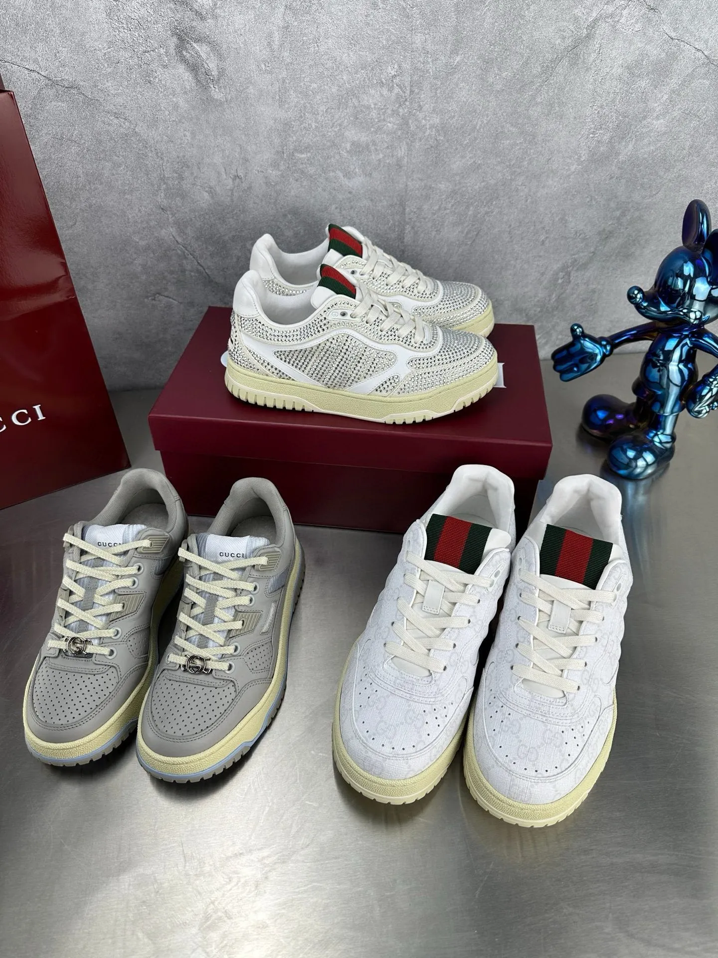Factory price: 640💰The top version of Gucci Gucci's latest hot-selling couple's sneaker series is shipped. The original version is purchased, developed and manufactured. This high-low top sneaker adopts a basketball-style silhouette design, cleverly incorporating hollow panels and distressed effects, showing its unique ingenuity. The ingenuity incorporates brand logo details such as interlocking Double G styling accessories and Gucci lettering, a low-key tribute to the brand's design heritage. Exquisite packaging at the delivery counter 🛍📦 ▪️ Fabric: Original customized imported first-layer cowhide ▪️ Inner lining: Imported first-layer cowhide ▪️ Sole: Original molded TPU sole ▪️ Sole thickness: 3cm ▪️ Size: Women's 35-41 Men's 38-45 (Female 41, Men 38 45 customized) ▪️ p